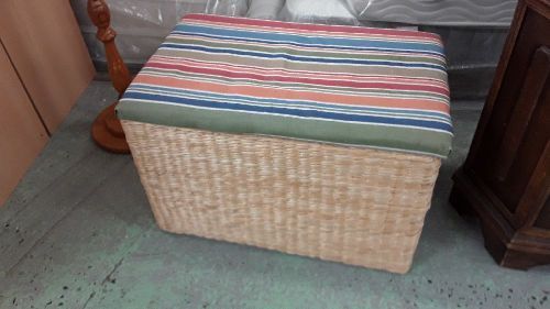Pouf coffre tressé