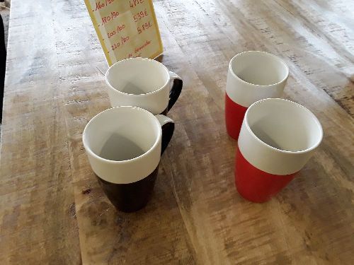 Lot 2 tasses noir / rouge