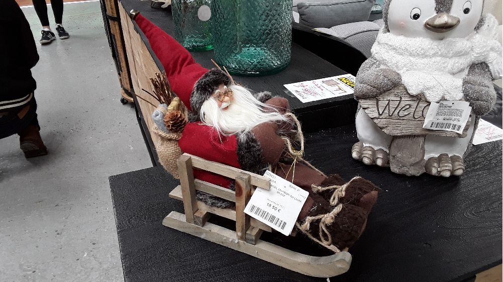 Pere noel marron su luge 30 cm
