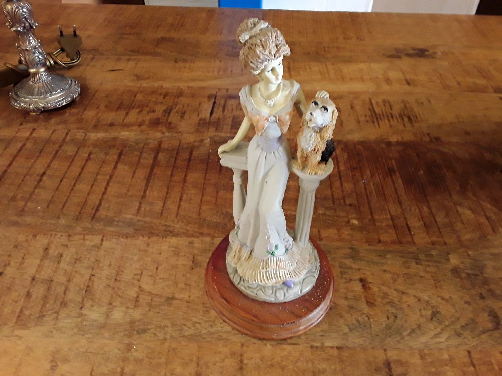 Statuette femme avec chien