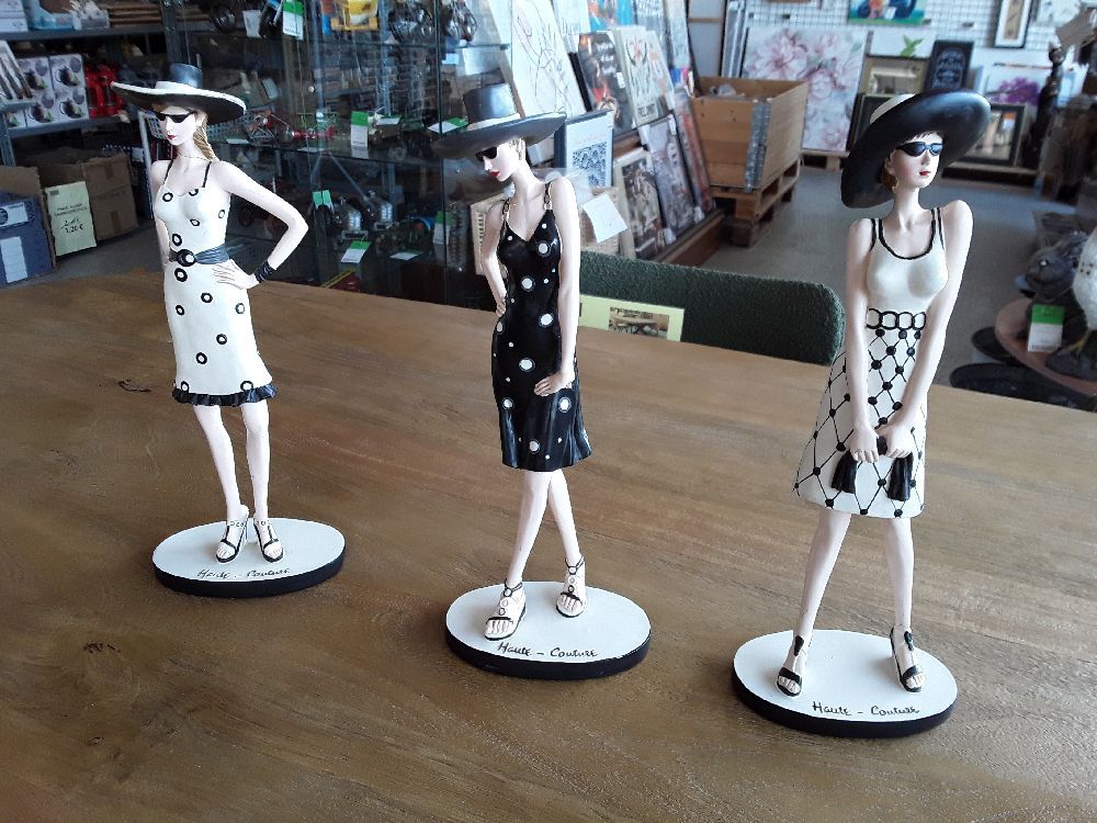 Statuette femme haute couture
