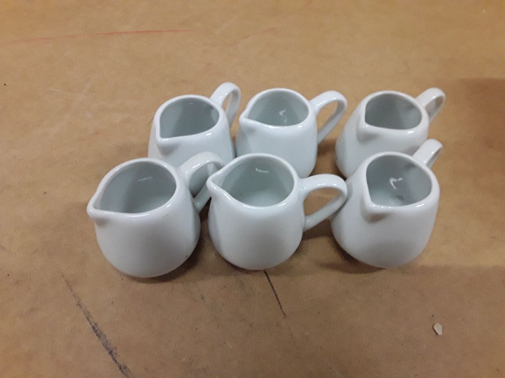 Lot de petits pots à sauce