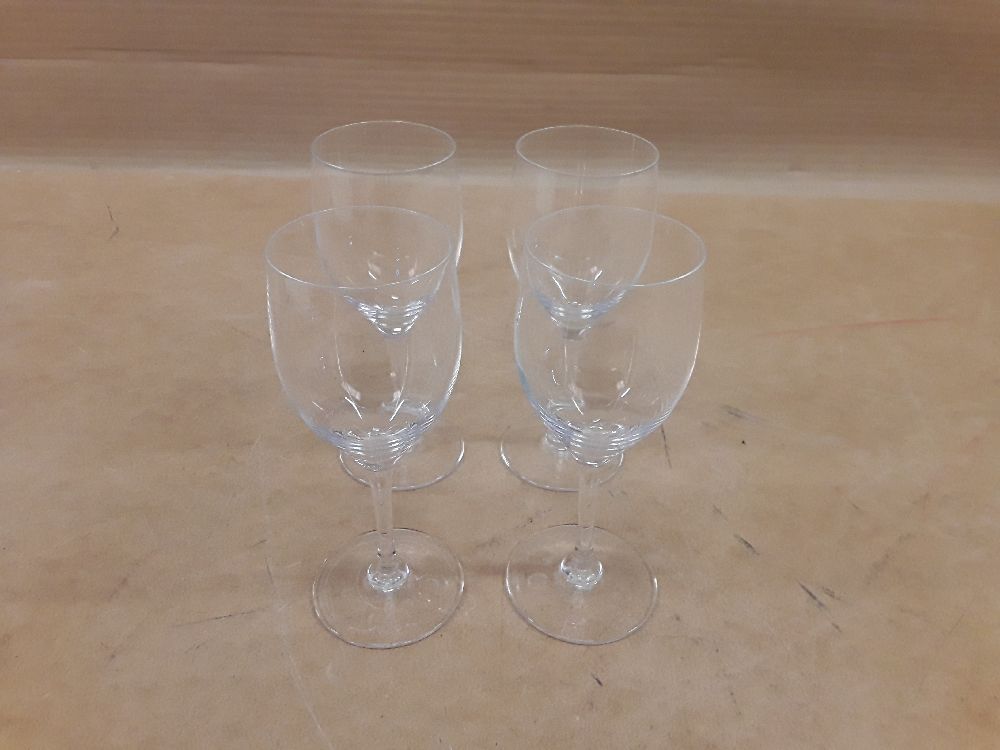 Lot 4 verres à vin portieux