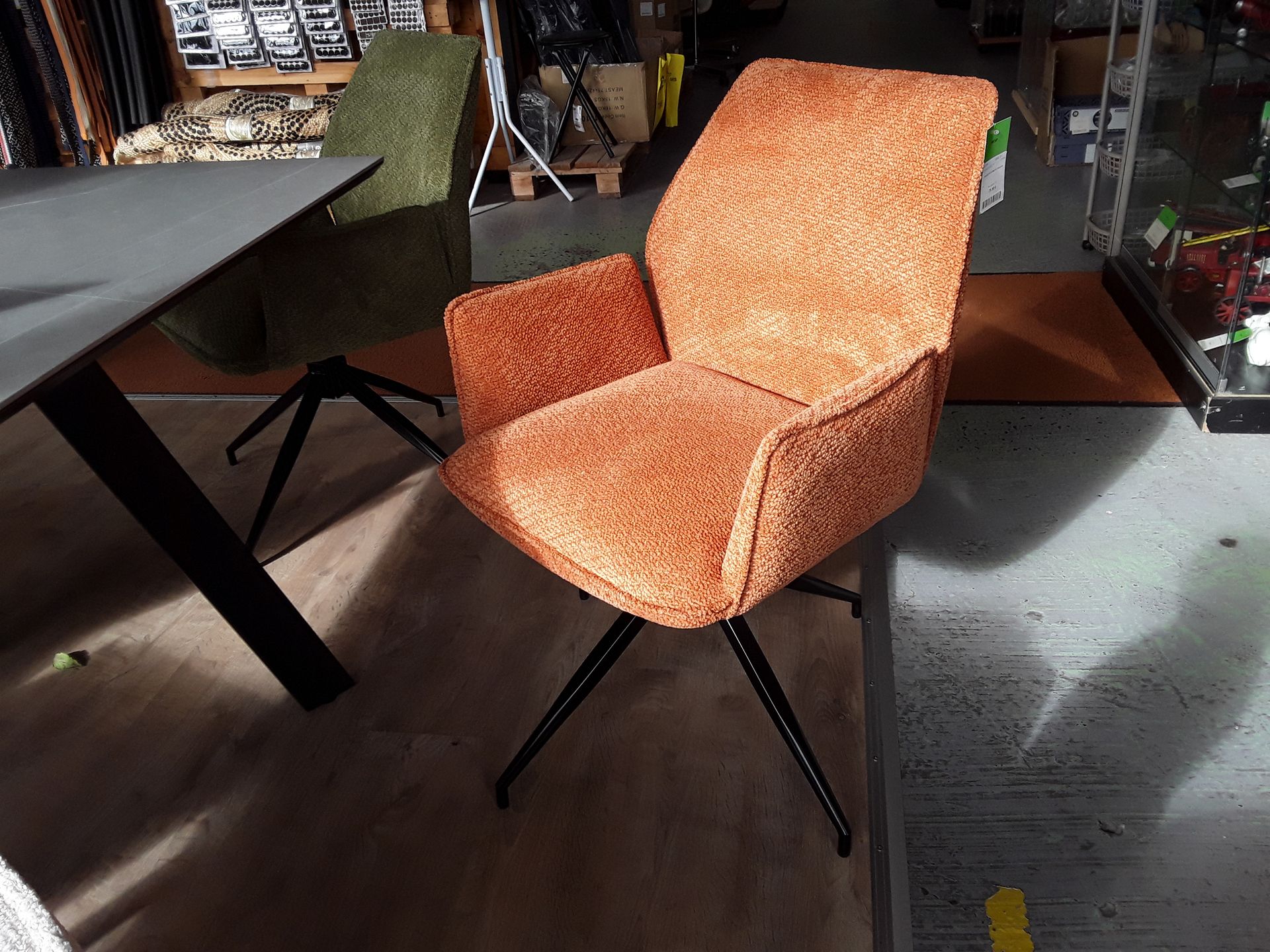 Chaise pivotante orange