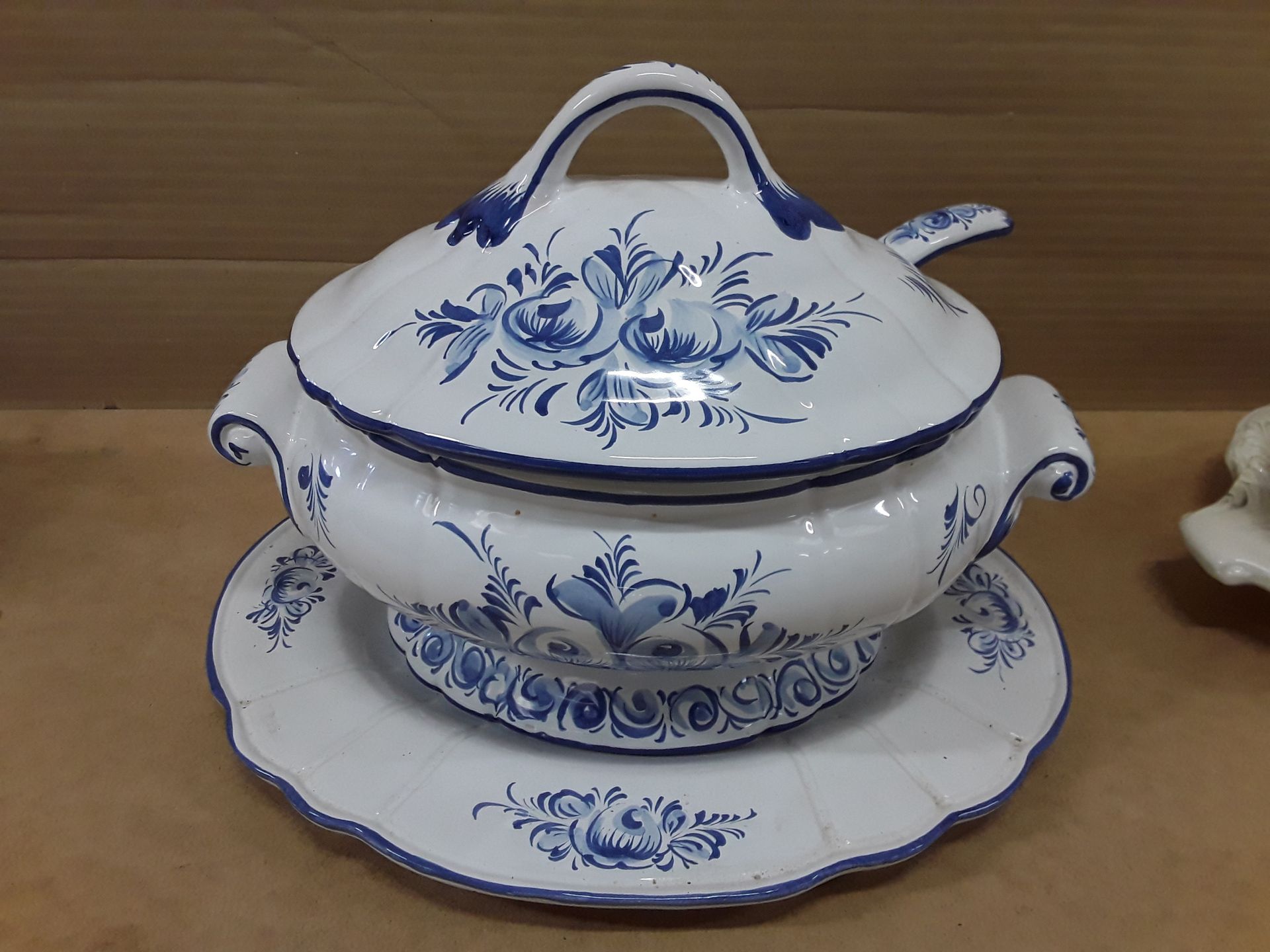 Soupière blanche et bleue
