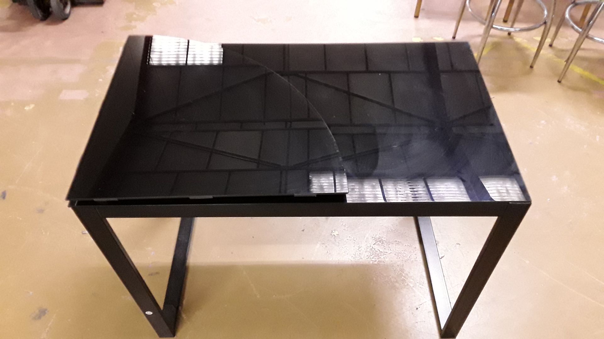 Bureau en verre noir avec extension sur le cote 1 / 4 cercle