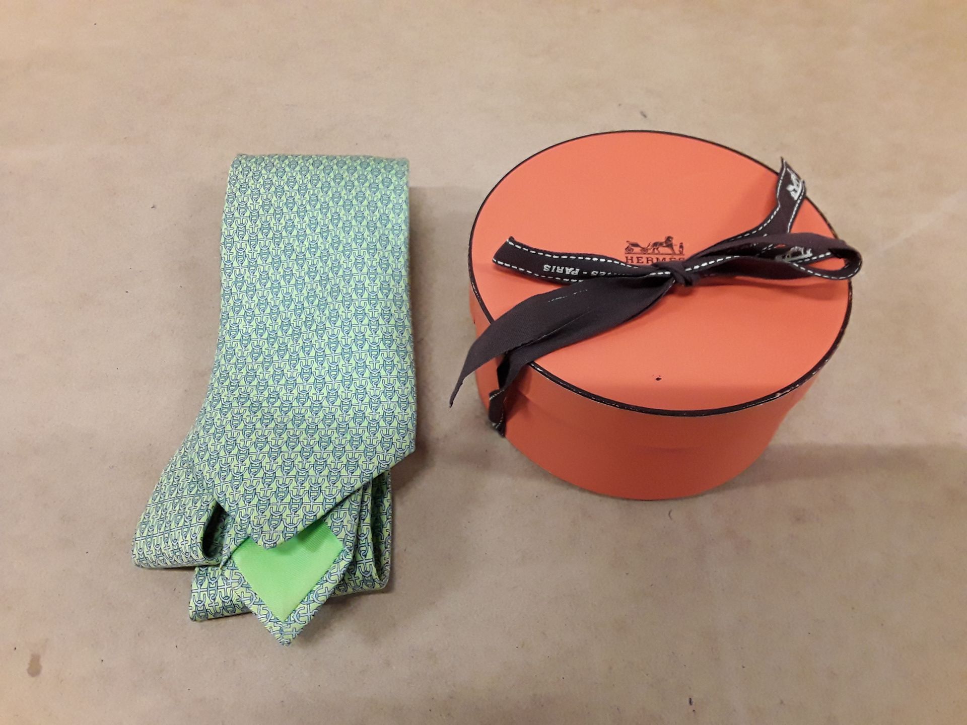 Cravate en soie hermès avec boite